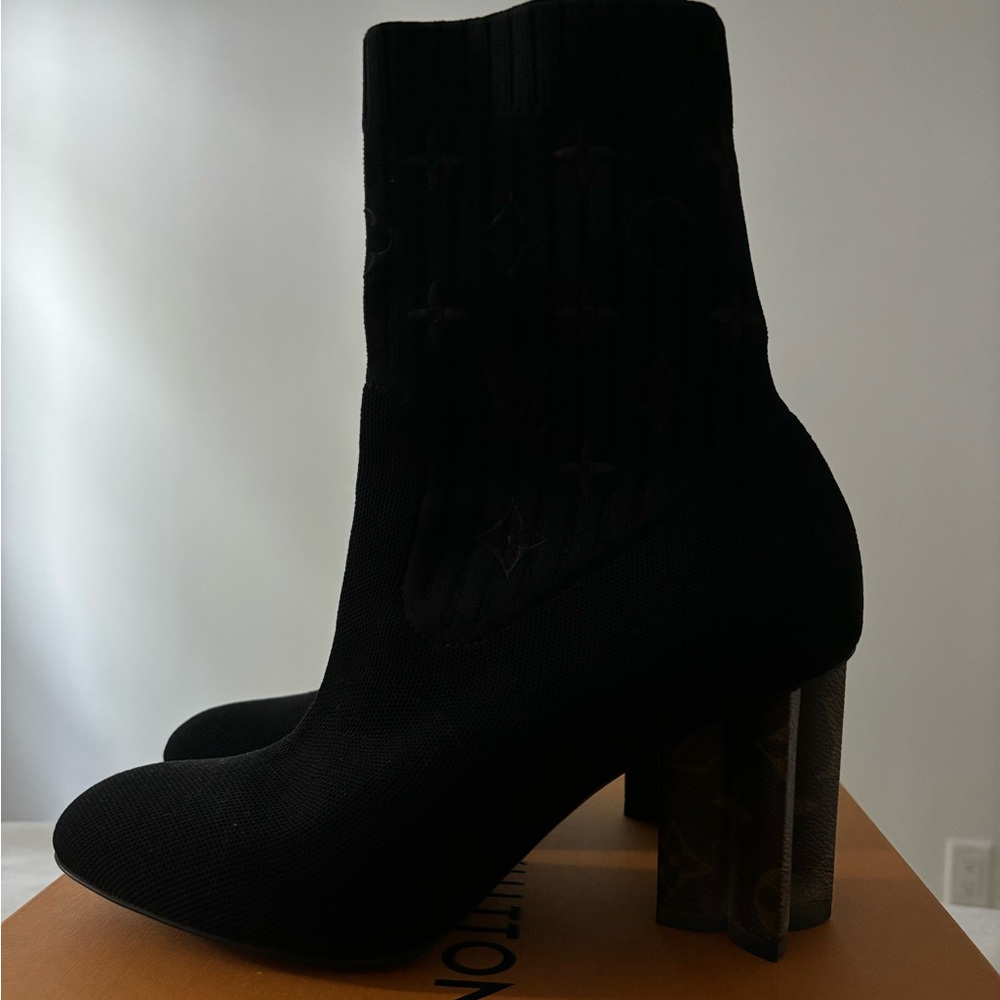 Louis Vuitton's Silhouette ankle boot in black stretch textile. - Picture 2 of 4
